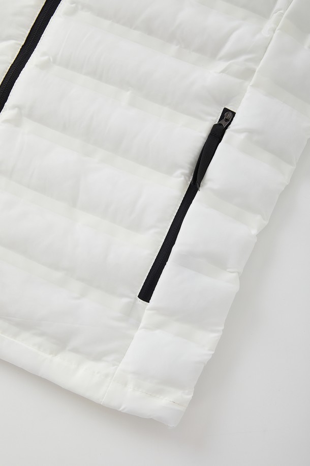 경량 삼색 카라 패딩 조끼 CJP146은 캐주얼, 스포티, 미니멀 스타일을 모두 아우르는 겨울철 필수 아이템입니다. 가볍고 따뜻한 나일론 소재에, 블랙, 화이트, 레드의 세련된 삼색 배색이 돋보입니다. 레귤러핏으로 편안하게 착용 가능하며, 집업 여밈 방식과 지퍼 포켓, 카라 디테일로 실용성을 더했습니다. 여행이나 캠핑 등 다양한 TPO에 활용하기 좋습니다. 
