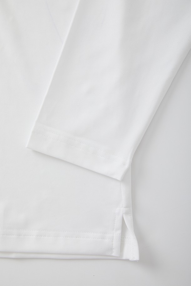 스포츠 사선 스판 카라넥 긴팔 티셔츠 CTEE126은 남녀 공용으로, 봄, 가을에 스포티하게 연출하기 좋은 상의입니다. 화이트와 블랙 두 가지 색상으로 출시되었으며, 레귤러 핏에 긴 소매 기장으로 제작되었습니다. 신축성 있는 스판 소재를 사용하여 활동성을 높였으며, 카라넥과 사선 패턴으로 디자인 포인트를 더했습니다. 피트니스룩, 러닝룩, 골프룩 등 다양한 스포츠 활동과 일상에서 캐주얼하게 활용하기 좋습니다.
