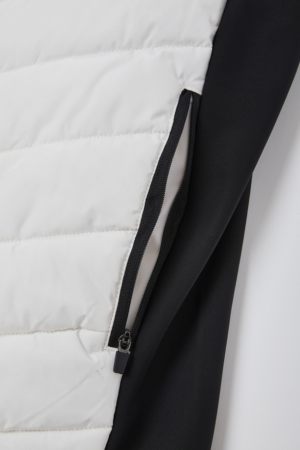 웰론 스트레치 패딩 베스트 CJP147는 겨울철 따뜻함과 스타일을 동시에 만족시키는 공용 패딩 베스트입니다. 부드러운 웰론 소재와 나일론 소재를 사용하여 편안한 착용감을 선사하며, 두꺼운 두께감으로 보온성을 높였습니다. 블랙, 화이트 두 가지 깔끔한 컬러로 출시되어 어떤 옷에도 쉽게 매치할 수 있으며, 캐주얼, 스포티, 미니멀 스타일을 즐겨 입는 분들께 추천합니다. 집업 스타일의 레귤러핏으로 활동성을 높였으며, 스트레치 기능이 있어 편안한 움직임을 보장합니다. 민소매 디자인으로 다양한 레이어드 연출이 가능하며, 일상에서 폭넓게 활용할 수 있습니다.
