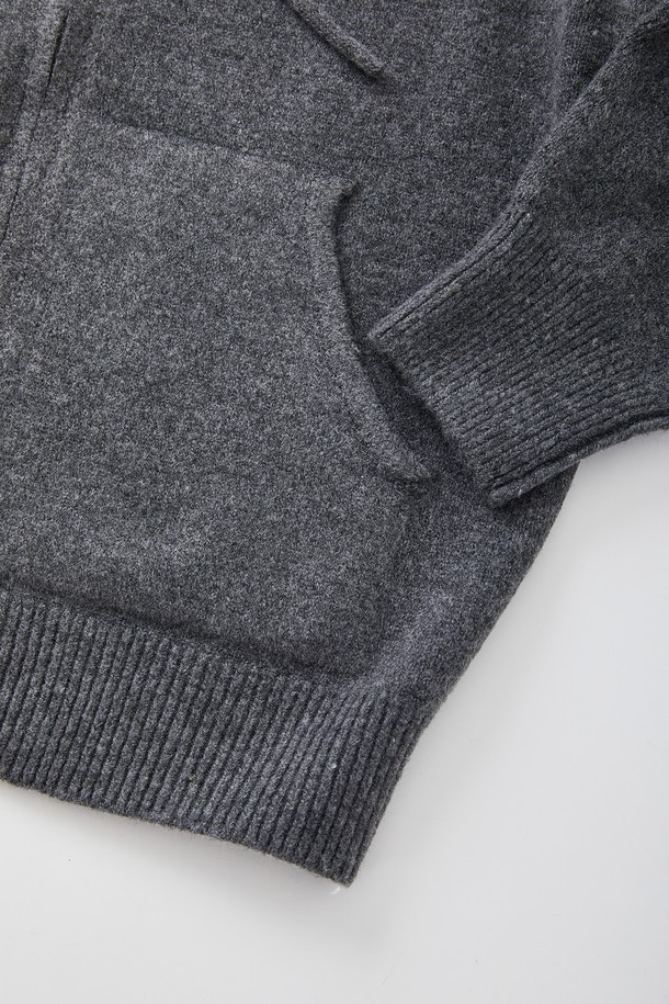 후드 집업 니트 가디건 CKA105는 부드러운 촉감의 니트 소재로 제작되어 가을, 겨울철 따뜻하게 입을 수 있는 남녀 공용 의류입니다. 차콜 그레이 색상의 무지 디자인에 레귤러 핏으로 제작되어 베이직하고 캐주얼한 스타일을 연출합니다. 넉넉한 두께감과 긴 소매 기장으로 보온성을 높였으며, 후드 디자인과 집업 여밈 방식으로 편안하게 착용할 수 있습니다. 일상생활은 물론, 집콕룩이나 캠핑룩으로도 활용 가능하며, 포켓 디테일로 실용성을 더했습니다. 캐주얼, 미니멀, 클래식 스타일을 즐겨 입는 분들께 추천합니다.
