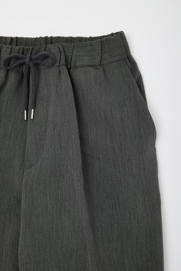 일자 핏 원턱 밴딩 슬랙스 CPT162는 베이직하고 미니멀한 스타일을 추구하는 남녀 공용 슬랙스입니다. 봄, 가을에 착용하기 적합하며, 부드러운 폴리에스터 소재로 제작되어 편안한 촉감을 제공합니다. 허리 밴딩과 원턱 디테일이 편안함과 활동성을 높여줍니다. 출근룩과 비즈니스 캐주얼, 미니멀, 클래식, 시크 스타일 연출에 활용하기 좋습니다. 블랙 컬러의 긴 기장으로, 어떤 상의와도 잘 어울리는 기본 아이템입니다.
