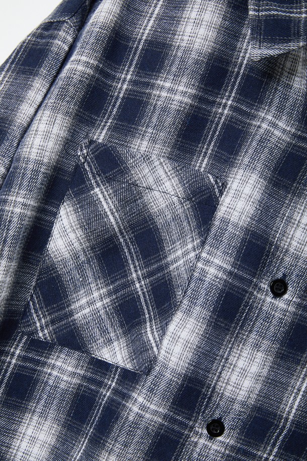 루즈핏 브러쉬 체크 셔츠 CSH107는 블랙과 화이트 컬러의 면 소재로 제작된 남녀 공용 셔츠입니다. 봄, 가을 시즌에 적합하며, 캐주얼 및 베이직 스타일을 연출하기 좋습니다. 루즈핏으로 편안한 착용감을 선사하며, 레귤러 기장의 긴 소매와 카라, 포켓 디테일이 특징입니다. 출근룩과 비즈니스 캐주얼, 캐주얼, 클래식, 미니멀 스타일 모두 소화 가능한 활용도 높은 아이템입니다. 부드러운 촉감의 브러쉬 체크 패턴이 돋보이는 셔츠입니다.
