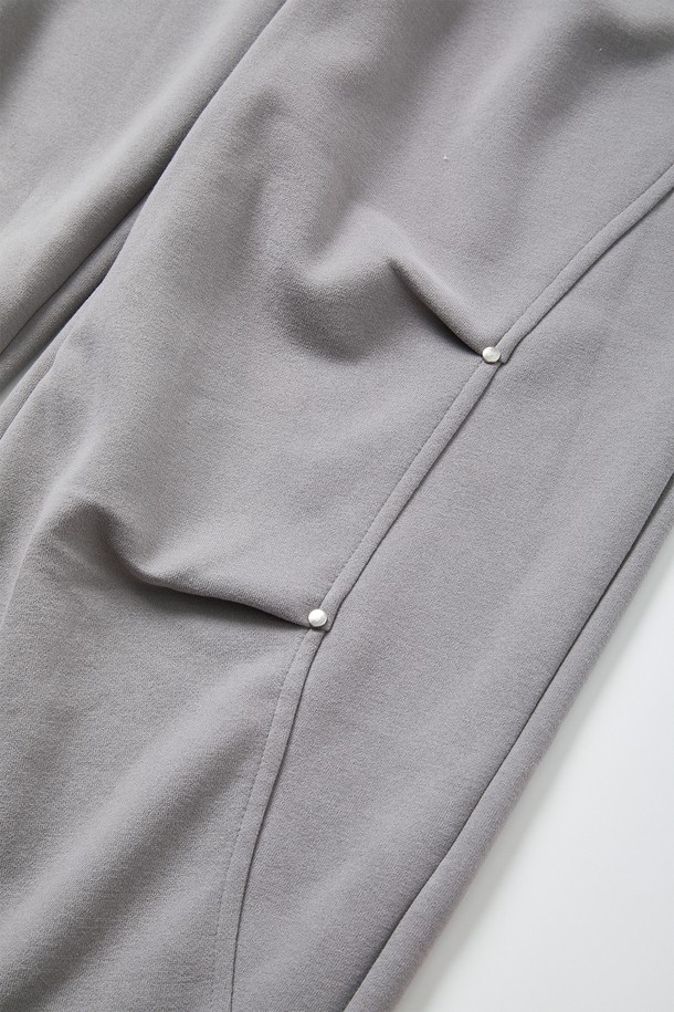 리벳 포인트 밴딩 스웻 팬츠 CPT165는 캐주얼, 스포티, 미니멀 스타일을 모두 아우르는 공용 스웻 팬츠입니다. 그레이 컬러의 무지 디자인으로, 봄, 가을 시즌에 적합하며 일상복으로 편안하게 착용할 수 있습니다. 부드러운 면 소재에 루즈핏으로 제작되어 편안한 착용감을 선사하며, 허리 스트링과 리벳 디테일로 포인트를 더했습니다. 집콕룩, 산책룩, 여행룩 등 다양한 TPO에 활용 가능하며, 밴딩 처리로 활동성을 높였습니다.
