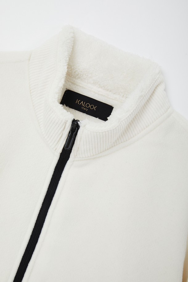 코듀로이 카라 플리스 점퍼 CJP150은 여성용으로, 가을과 겨울에 따뜻하게 입을 수 있는 플리스 점퍼입니다. 캐주얼하고 베이직한 스타일의 무지 디자인으로, 화이트와 블랙 두 가지 색상으로 출시되었습니다. 부드러운 촉감의 코듀로이와 플리스 소재를 사용하여 두꺼운 두께감을 자랑하며, 크롭 기장과 레귤러핏으로 편안하게 착용 가능합니다. 집업 스타일의 긴소매 점퍼로, 카라 디테일과 배색 디자인이 돋보입니다.
