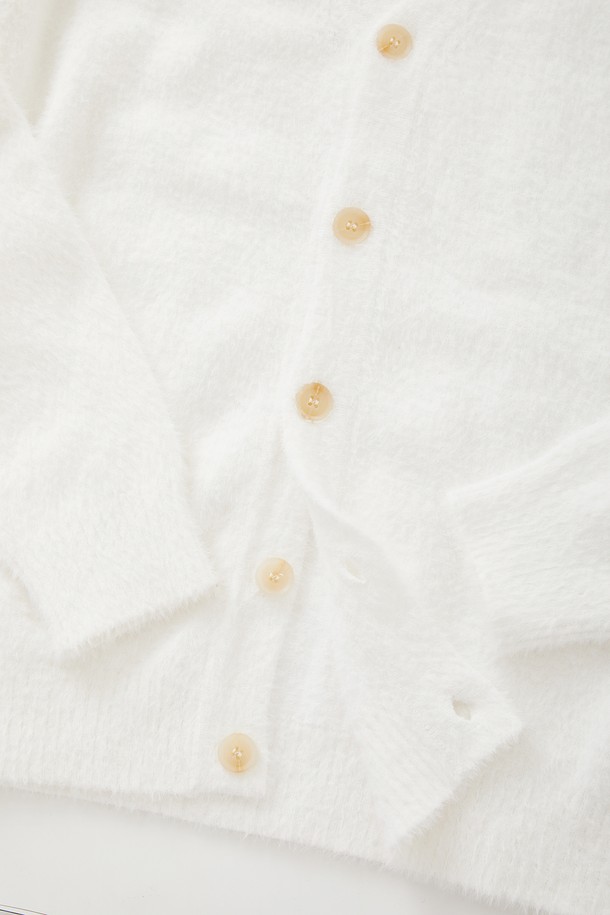 **상품 설명:**

CKA107 멀티컬러 모헤어 버튼 가디건은 여성용 니트/스웨터 상의입니다. 부드러운 촉감의 모헤어 소재로 제작되었으며, 봄, 가을에 착용하기 좋은 얇은 두께의 레귤러핏 가디건입니다. 브이넥 디자인에 긴 소매, 무지 패턴으로 미니멀, 클래식, 캐주얼 스타일을 연출하기 좋습니다. 데이트룩에 어울리는 아이템으로, 버튼 디테일이 돋보입니다.
