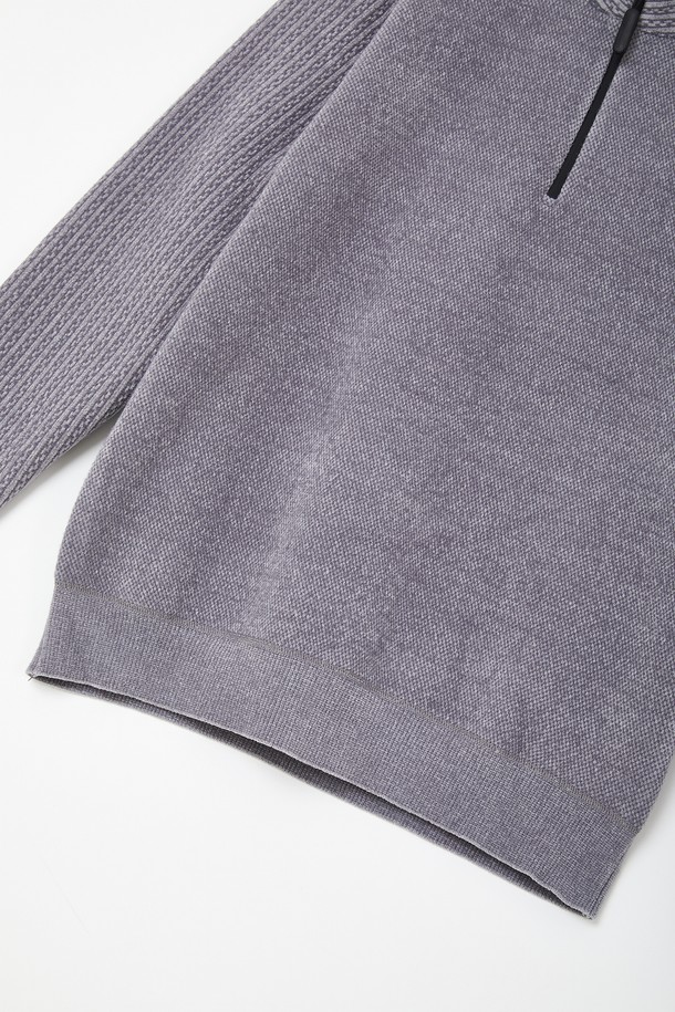 플리스 반집업 하프넥 니트티 CNIT112는 부드러운 촉감과 따뜻한 보온성을 제공하는 여성용 상의입니다. 가을과 겨울, 집콕룩을 위한 캐주얼, 미니멀, 클래식 스타일 연출에 적합합니다. 루즈핏 크롭 기장으로, 하프넥 디자인과 긴 소매, 무지 패턴이 특징입니다. 두꺼운 두께감의 플리스 소재에 골지 소매 디테일로 포인트를 더했습니다. 집업 방식으로 간편하게 착용할 수 있으며, 데일리룩으로 활용하기 좋습니다.
