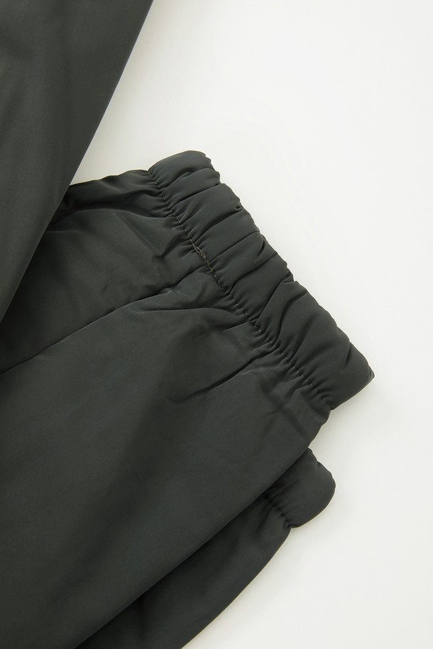 라이프 경량 패딩 조거 팬츠 CPT169는 겨울철 캠핑룩과 캐주얼, 스포티, 미니멀 스타일을 모두 아우르는 활용도 높은 아이템입니다. 부드러운 촉감의 폴리에스터 소재에 릴랙스 핏으로 편안함을 더했으며, 가볍지만 두꺼운 패딩 안감으로 보온성을 높였습니다. 무지 디자인에 카키, 그린 두 가지 색상으로 출시되어 어떤 상의에도 쉽게 매치할 수 있습니다. 밑단 밴딩과 사이드 포켓 디테일이 실용성을 더하여 일상과 캐주얼한 활동에 적합합니다. 
