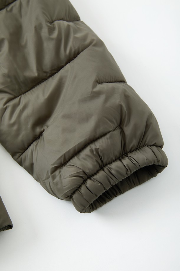 **경량 사선 누빔 패딩 점퍼 CJP155**는 가볍고 따뜻한 겨울철 필수 아우터입니다. 캐주얼하고 베이직한 스타일로, 어떤 룩에도 쉽게 매치할 수 있습니다. 숏 기장의 레귤러핏으로 활동성을 높였으며, 경량 소재와 사선 퀄팅 디자인을 더해 세련된 느낌을 줍니다. 부드러운 촉감의 나일론과 폴리에스테르 혼방 소재로 제작되어 편안한 착용감을 선사합니다. 카키와 올리브 두 가지 색상으로 출시되어, 취향에 맞게 선택할 수 있습니다.
