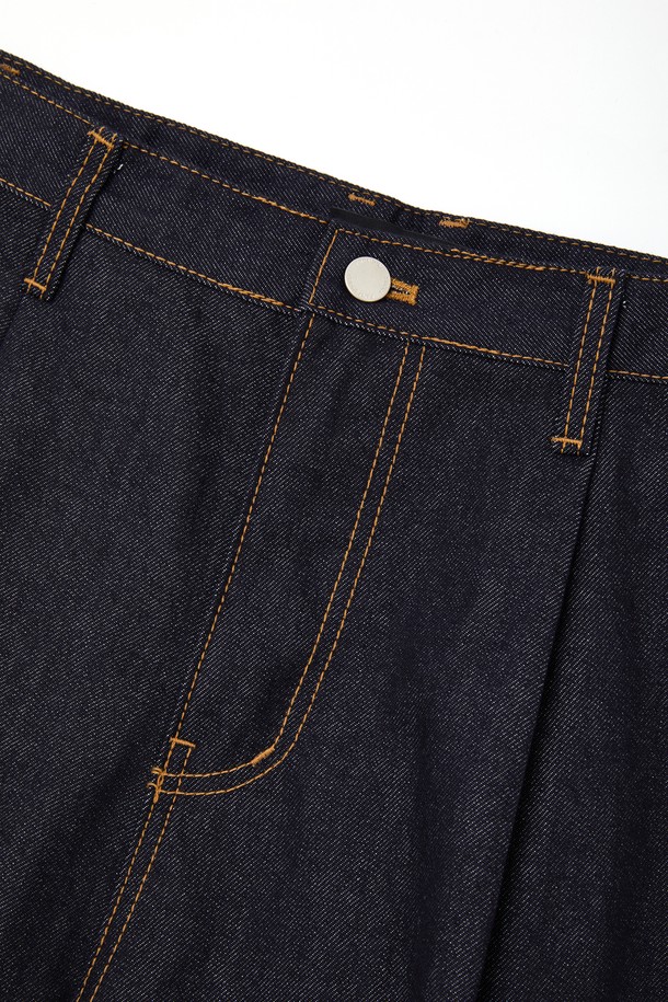 네이비 컬러의 원턱 루즈핏 데님 팬츠 CJN111입니다. 캐주얼하고 미니멀한 스타일 연출에 적합하며, 봄, 가을에 입기 좋은 두꺼운 두께감의 긴 기장 데님 팬츠입니다. 뻣뻣한 촉감의 데님 소재로 제작되었으며, 넉넉한 루즈핏으로 편안한 착용감을 선사합니다. 무지 디자인에 원턱 디테일이 더해져, 심플하면서도 스타일리시한 매력을 더했습니다. 일상복으로 활용하기 좋은 남성용 데님 팬츠입니다.
