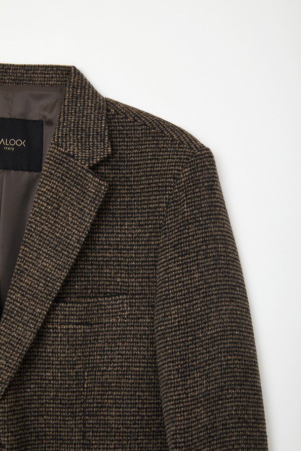 모던한 감각을 더한 울 모눈 체크 버튼 재킷 CJK119입니다. 블랙브라운 컬러의 모눈 체크 패턴이 세련된 느낌을 주며, 울과 폴리에스터 혼방 소재로 제작되어 봄, 여름, 가을, 겨울 사계절 모두 활용 가능합니다. 베이직 핏에 전체 안감 처리로 편안한 착용감을 선사하며, 버튼 여밈 방식으로 클래식하고 미니멀한 스타일을 연출합니다. 출근룩, 비즈니스 캐주얼, 모임룩 등 다양한 TPO에 활용하여 시크한 매력을 뽐낼 수 있습니다.
