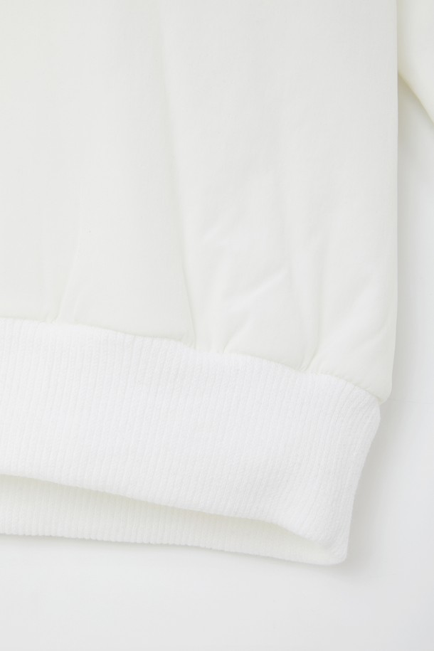 "슬리브 포켓 방풍 패딩 맨투맨 CTEE127"은 캐주얼, 스포티, 미니멀 스타일을 추구하는 분들을 위한 공용 맨투맨입니다. 부드러운 면 소재에 안감은 패딩으로 제작되어, 봄, 가을, 겨울 3계절 모두 따뜻하게 착용할 수 있습니다. 무지 디자인에 레귤러 핏, 긴 소매 기장으로 어떤 스타일에도 잘 어울리며, 라운드넥으로 편안함을 더했습니다. 방풍 기능과 포켓 디테일이 실용성을 높여 일상생활에서 활용하기 좋습니다.
