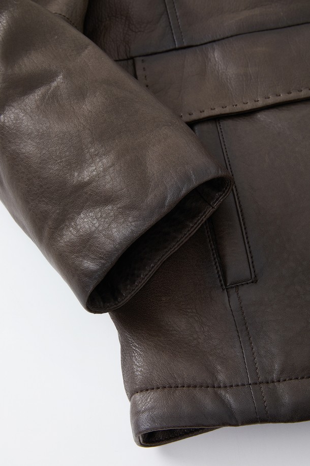 부드러운 양가죽 소재의 브라운 컬러 구스다운 재킷 CLJP127입니다. 겨울철 일상과 출근룩, 모임룩에 모두 잘 어울리는 클래식하고 미니멀한 스타일을 연출할 수 있습니다. 레귤러핏에 버튼 여밈 방식으로, 따뜻한 퍼 안감과 포켓 디테일이 돋보입니다. 두꺼운 두께감으로 뛰어난 보온성을 제공하며, 긴 소매 기장으로 안정적인 착용감을 선사합니다. 무지 디자인으로 어떤 옷에도 매치하기 용이합니다.
