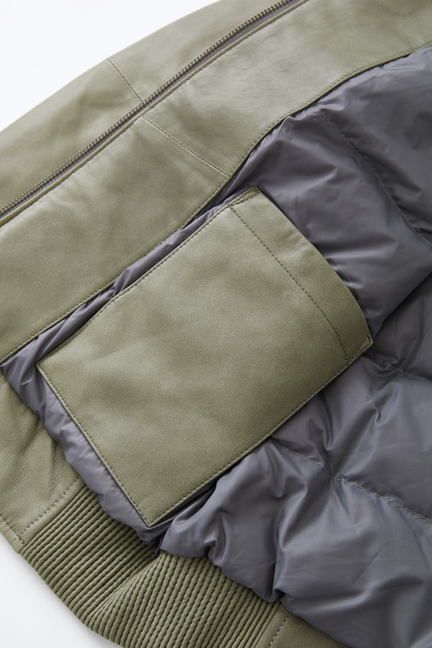 램스킨 라인 워싱 구스다운 점퍼 CLJP128은 남성용 구스다운 점퍼입니다. 부드러운 램스킨 소재에 워싱 처리하여 자연스러운 멋을 더했으며, 겨울철 캐주얼 스타일을 완성합니다. 톤 다운된 카키 컬러와 레귤러핏 디자인으로 어떤 옷에도 쉽게 매치할 수 있습니다. 출근룩과 여행룩에 모두 활용 가능하며, 미니멀, 클래식 스타일을 선호하는 분들께 추천합니다. 
