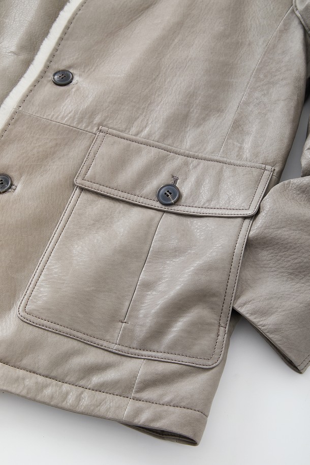 부드러운 양가죽 소재의 남성용 구스다운 재킷입니다. 클래식하고 베이직한 스타일로, 겨울철 일상에서 따뜻하게 착용하기 좋습니다. 베이지 컬러에 레귤러 핏으로 제작되었으며, 넉넉한 빅포켓 디테일이 돋보입니다. 버튼 여밈 방식으로 간편하게 착용할 수 있으며, 긴 소매 기장과 두꺼운 두께감으로 보온성을 높였습니다. 
