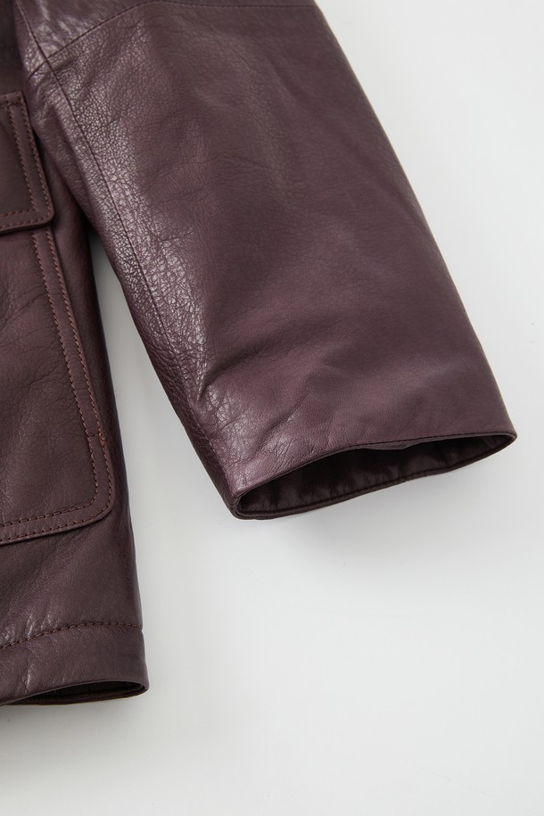 부드러운 양가죽 소재의 남성용 구스다운 재킷입니다. 클래식하고 미니멀한 스타일로, 겨울철 출근룩에 적합합니다. 넉넉한 빅포켓 디자인이 특징이며, 레귤러핏으로 편안한 착용감을 선사합니다. 브라운 컬러의 무지 디자인으로 어떤 옷에도 쉽게 매치할 수 있습니다. 두꺼운 두께감으로 뛰어난 보온성을 제공합니다.
