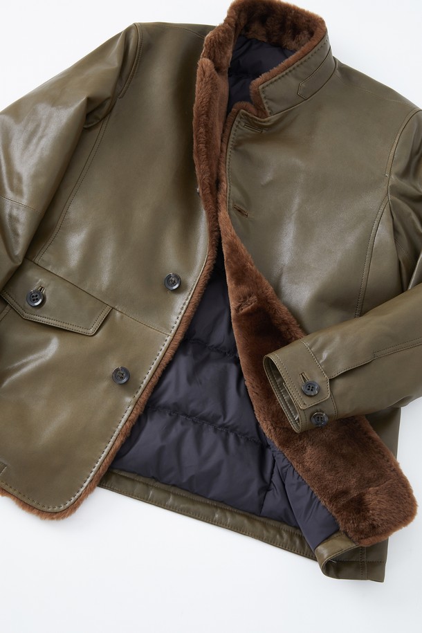 코팅 램스킨 미들넥 구스다운 재킷 CLJP126은 남성용 겨울 아우터로, 클래식한 스타일을 연출합니다. 램스킨 소재에 구스다운 충전재를 사용하여 부드러운 촉감과 뛰어난 보온성을 제공합니다. 미디엄 기장의 카키색 무지 디자인으로, 출근룩이나 데이트룩 등 다양한 TPO에 활용 가능합니다. 버튼 여밈 방식과 레귤러핏으로 편안한 착용감을 선사하며, 시크하고 미니멀한 스타일을 완성합니다. 긴 소매와 코팅 처리된 디자인이 특징이며, 두꺼운 두께감으로 따뜻하게 착용할 수 있습니다.
