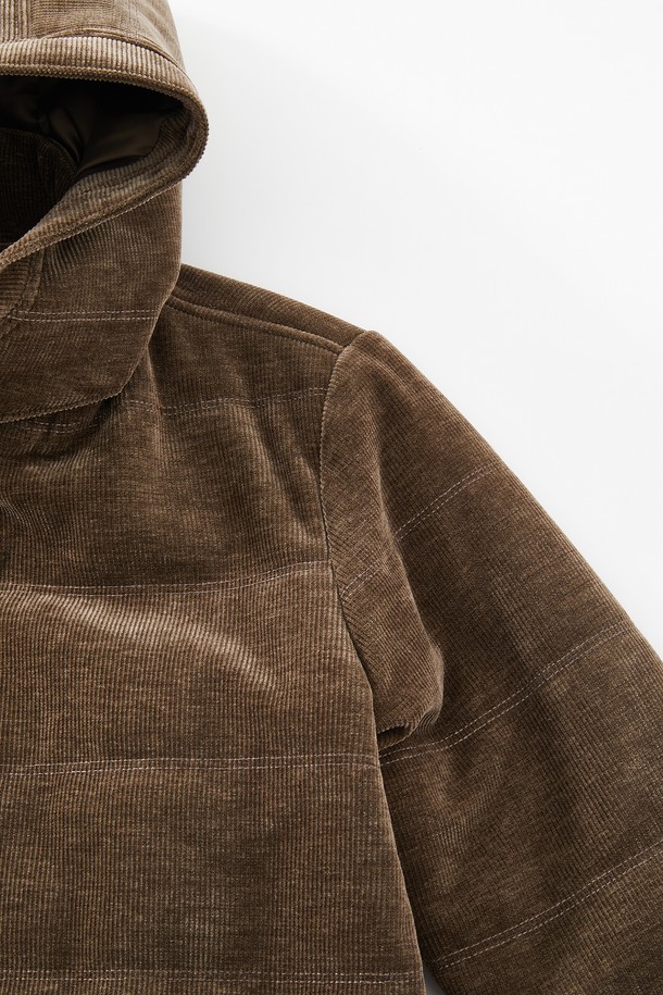 **코듀로이 패딩 후드 탈부착 점퍼 CJP134**는 부드러운 코듀로이 소재로 제작되어 포근한 촉감을 선사하는 남성용 겨울 점퍼입니다. 캐주얼, 클래식, 미니멀 스타일을 모두 아우르는 디자인으로, 일상 및 출근룩에 활용하기 좋습니다. 넉넉한 두께감과 레귤러 핏으로 편안한 착용감을 제공하며, 후드는 탈부착이 가능하여 다양한 연출이 가능합니다. 브라운 컬러의 무지 디자인으로 어떤 옷에도 쉽게 매치할 수 있는 활용도 높은 아이템입니다. 집업 스타일로 간편하게 입고 벗을 수 있습니다.
