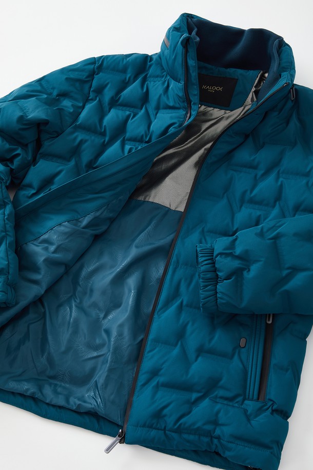 방풍 퀼팅 미들넥 다운 점퍼 CJP152는 겨울철 추위로부터 당신을 보호해 줄 베이직 스타일의 다운 점퍼입니다. 넉넉한 두께감과 부드러운 촉감의 나일론 소재로 제작되어 편안한 착용감을 선사합니다. 미들넥 디자인과 퀼팅 디테일이 특징이며, 톤온톤 블루 컬러가 어떤 옷에도 잘 어울립니다. 일상, 출근, 여행 등 다양한 TPO에 활용 가능하며, 캐주얼, 미니멀, 클래식 스타일을 즐겨 입는 분들께 추천합니다. 특히 방풍 기능과 뛰어난 보온성으로 한겨울에도 따뜻하게 입을 수 있습니다.
