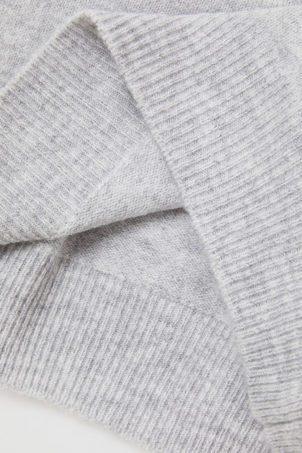 **멀티컬러 에어울 긴팔 니트 CNIT109**

가을과 겨울, 당신의 스타일을 책임질 여성용 멀티컬러 에어울 긴팔 니트입니다. 부드러운 촉감의 울 소재로 제작되어 포근하고 따뜻하며, 베이직한 디자인으로 다양한 룩에 활용하기 좋습니다. 레귤러핏 라운드넥 디자인에 크롭 기장으로 세련된 실루엣을 연출합니다. 출근룩부터 캐주얼, 클래식, 미니멀 스타일까지 폭넓게 소화 가능한 아이템입니다.
