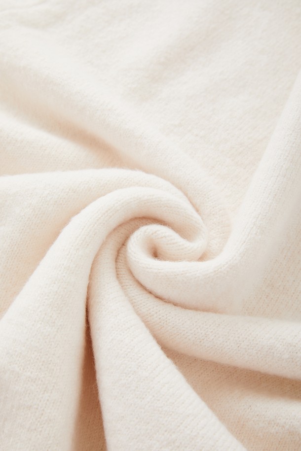 아이보리와 화이트 컬러의 멀티컬러 에어울 긴팔 니트 CNIT109입니다. 부드러운 촉감의 울(Wool) 혼방 소재로 제작되어 가을, 겨울 시즌에 따뜻하게 착용하기 좋습니다. 라운드넥 디자인에 루즈핏으로 편안한 착용감을 선사하며, 크롭 기장으로 트렌디한 스타일을 연출합니다. 베이직하고 미니멀한 무드의 무지 디자인으로 다양한 룩에 활용하기 좋은 캐주얼한 긴팔 니트입니다.
