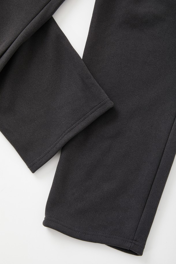 따뜻함과 편안함을 동시에 선사하는 일자핏 보아털 스판 플리스 팬츠 CPT171입니다. 부드러운 촉감의 플리스 소재와 스판덱스의 혼방으로 제작되어 활동성을 높였으며, 안감은 보아털로 마감하여 뛰어난 보온성을 제공합니다. 허리 밴딩 처리로 편안한 착용감을 선사하며, 무지 디자인과 레귤러핏으로 다양한 스타일 연출에 용이합니다. 일상생활은 물론, 집콕룩과 산책룩으로 활용하기 좋으며, 캐주얼, 미니멀, 클래식 스타일을 즐겨 입는 분들께 추천합니다.
