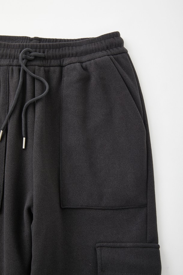 보온성과 편안함을 동시에 갖춘 보아털 스판 플리스 카고 조거 팬츠 CPT172입니다. 부드러운 촉감의 플리스 소재와 스판덱스의 혼방으로 활동성을 높였으며, 안감 전체를 보아털로 마감하여 뛰어난 보온성을 자랑합니다. 허리 밴딩 처리로 편안한 착용감을 선사하며, 실용적인 카고 포켓 디자인으로 수납력을 더했습니다. 캐주얼, 스포티, 미니멀 스타일을 모두 소화할 수 있으며, 집콕룩, 산책룩, 캠핑룩 등 다양한 TPO에 활용 가능합니다. 블랙 컬러의 루즈핏 조거 팬츠로, 가을, 겨울 시즌 데일리룩에 따뜻함과 스타일을 더해보세요.
