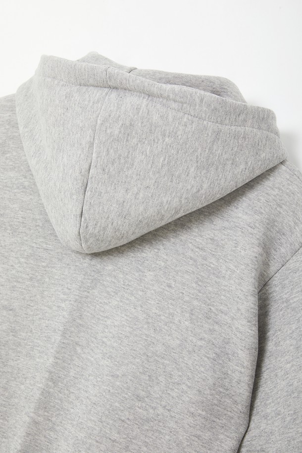 베이직 코튼 기모 후드 집업 CTEE129는 일상에서 편안하게 착용하기 좋은 공용 후드 집업입니다. 부드러운 촉감의 면 소재에 기모 안감을 더해 가을, 겨울철 따뜻하게 입을 수 있습니다. 무지 디자인과 레귤러핏으로 캐주얼, 미니멀, 클래식 스타일을 연출하기 좋으며, 캠핑룩 또는 집콕룩으로 활용하기에도 좋습니다. 그레이 컬러의 긴소매 집업 스타일로, 어떤 옷에도 쉽게 매치할 수 있는 활용도 높은 아이템입니다.
