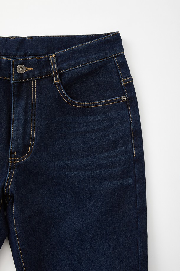 레귤러핏으로 편안하게 떨어지는 진청 데님 팬츠 CJN114입니다. 가을, 겨울 시즌에 어울리는 두꺼운 두께감과 기모 안감으로 따뜻하게 착용할 수 있습니다. 스판 소재를 사용하여 활동성을 높였으며, 베이직하고 캐주얼한 스타일로 출근룩, 캠핑룩 등 다양한 TPO에 활용 가능합니다. 무지 디자인으로 어떤 상의와도 쉽게 매치할 수 있어 활용도가 높습니다. 캐주얼, 클래식, 미니멀 스타일을 즐겨 입는 분들께 추천합니다.
