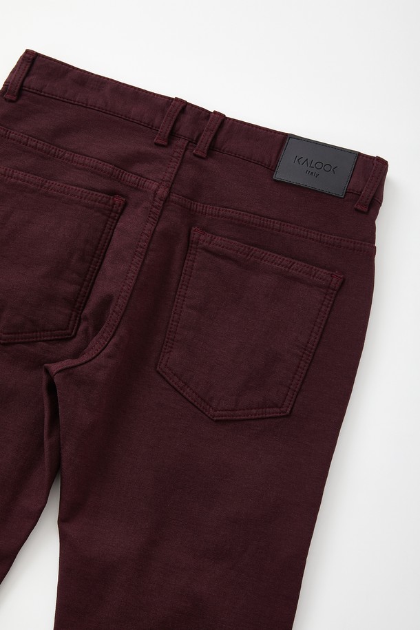 **베이직 기모 스판 팬츠 CPT174**는 가을과 겨울에 따뜻하게 착용할 수 있는 남녀 공용 긴바지입니다. 부드러운 기모 안감과 스판덱스 혼방으로 제작되어 편안한 착용감을 제공하며, 레귤러핏으로 제작되어 어떤 스타일에도 잘 어울립니다. 와인, 버건디 두 가지 색상으로 제공되며, 캐주얼, 클래식, 미니멀 스타일의 출근룩, 모임룩에 활용하기 좋습니다. 무지 디자인으로 다양한 상의와 매치하기 용이하며, 뛰어난 보온성을 자랑합니다.
