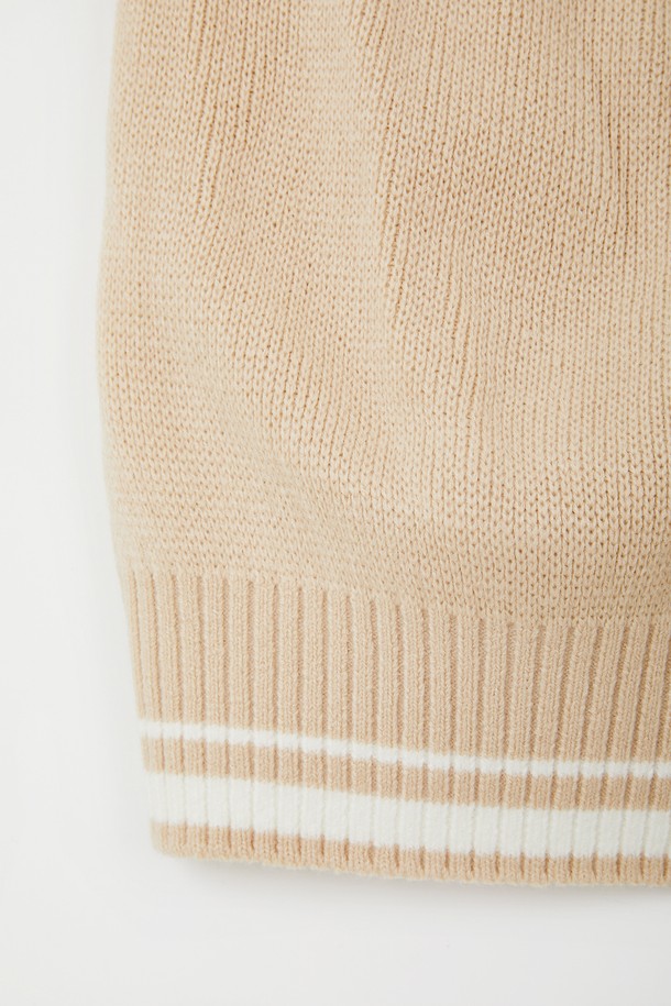 리어(Rear) 스판 경량 니트 조끼 CNIT113은 베이직한 스타일의 공용 제품으로, 봄, 여름, 가을, 겨울 사계절 모두 활용 가능한 아이템입니다. 베이지와 그레이 두 가지 색상으로 출시되어, 어떤 옷에도 쉽게 매치할 수 있습니다. 폴리에스터, 아크릴, 폴리우레탄 혼방 소재로 제작되어 가볍고 편안한 착용감을 선사하며, 민소매 라운드넥 디자인으로 답답함 없이 시원하게 입을 수 있습니다. 집콕룩, 산책룩, 여행룩 등 다양한 TPO에 미니멀, 캐주얼, 클래식 스타일로 연출하기 좋습니다.
