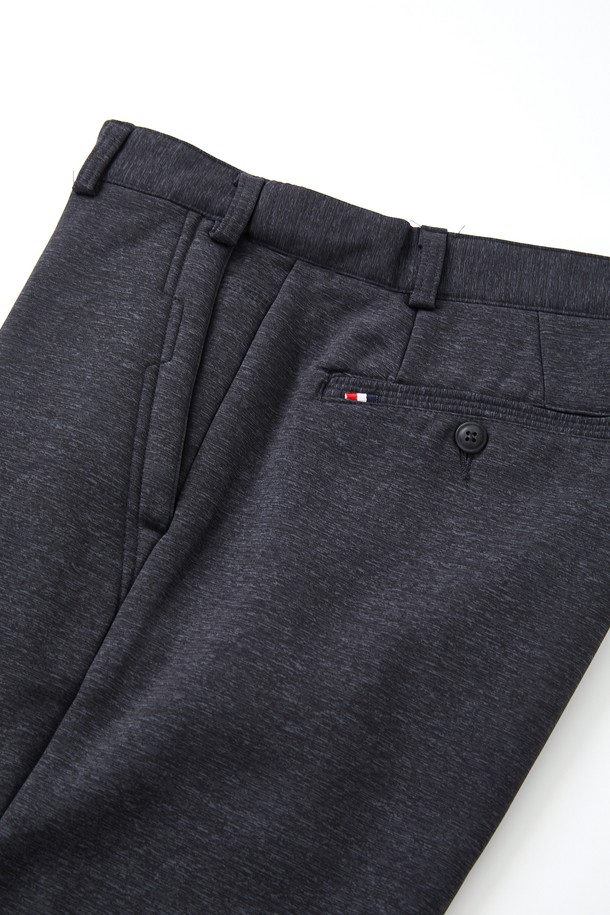 데일리앤 오피스 웜 밴딩 기모 팬츠 CPT175는 차콜과 네이비 두 가지 색상으로 출시되었습니다. 폴리에스터와 폴리우레탄 혼방 소재로 제작되어 부드러운 촉감과 뛰어난 보온성을 자랑하며, 한겨울에도 따뜻하게 착용할 수 있습니다. 레귤러핏으로 제작되어 편안한 착용감을 제공하며, 밴딩 허리 디자인으로 활동성을 높였습니다. 사선 포켓 디테일이 돋보이는 이 슬랙스는 캐주얼룩과 출근룩 모두 소화 가능한 활용도 높은 아이템입니다. 무지 디자인으로 어떤 상의에도 잘 어울려 데일리 오피스룩을 완성해 보세요.
