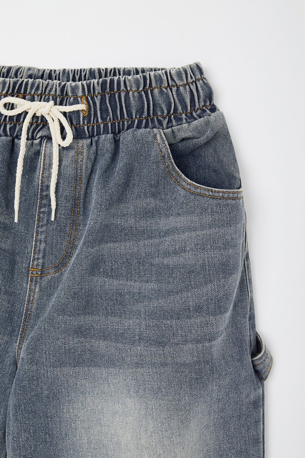 루즈핏 밴딩 카펜터 데님 팬츠 CJN112는 편안한 착용감과 캐주얼한 스타일을 동시에 만족시키는 데님 팬츠입니다. 봄, 여름, 가을, 겨울 사계절 모두 활용 가능하며, 넉넉한 루즈핏으로 활동성을 높였습니다. 허리 밴딩 처리로 편안함을 더했으며, 워크웨어 스타일을 연출하기 좋은 카펜터 디자인이 특징입니다. 시원한 블루 컬러의 데님 소재로 제작되어 미니멀한 스타일까지 소화할 수 있습니다. 면 소재 특유의 부드러운 촉감과 데님 특유의 자연스러운 질감이 매력적인 제품입니다.
