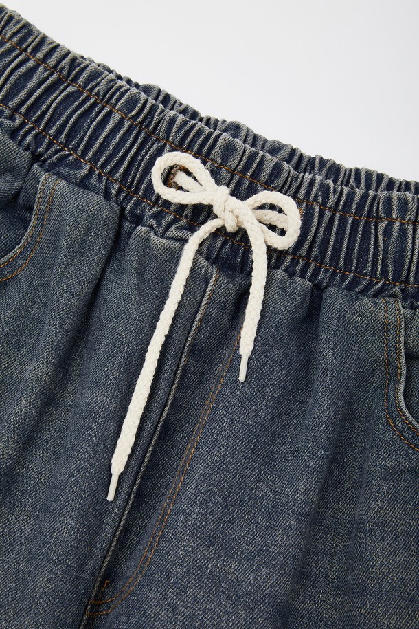 루즈핏 워싱 밴딩 데님 팬츠 CJN113은 캐주얼, 미니멀, 시티보이 스타일을 아우르는 데님 팬츠입니다. 봄, 여름, 가을, 겨울 사계절 모두 착용 가능하며, 데이트룩, 여행룩에 적합합니다. 밴딩 처리로 편안한 착용감을 선사하며, 워싱 디테일이 빈티지한 멋을 더합니다. 루즈핏으로 활동성을 높였으며, 면 소재로 제작되어 편안한 착용감을 제공합니다. 신축성은 보통 수준입니다.
