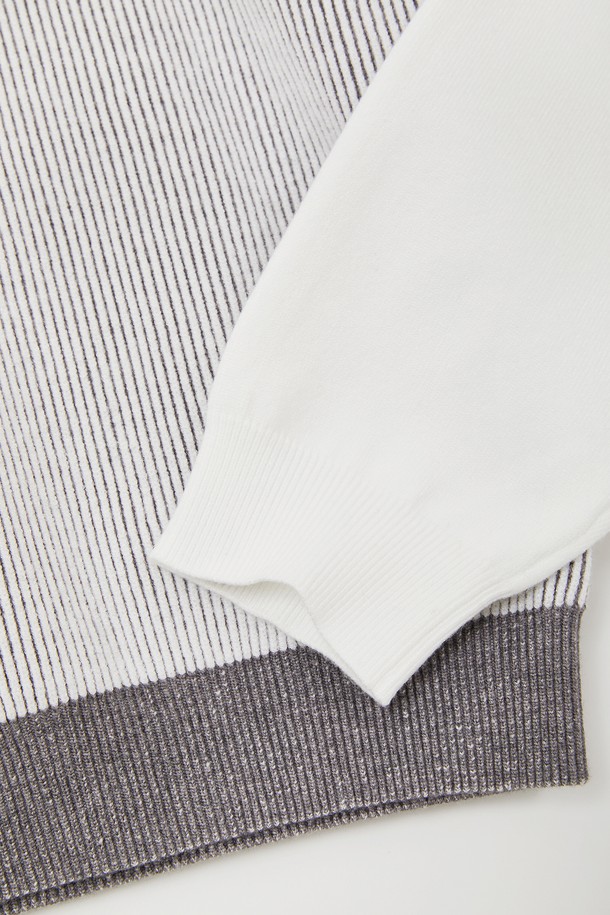 마이크로 스트라이프 라운드 니트 CNIT115는 베이직한 스타일의 상의입니다. 비스코스 78%와 폴리에스터 22% 혼방 소재로 제작되어 사계절 내내 착용 가능하며, 신축성이 있어 편안한 착용감을 제공합니다. 라운드넥 디자인에 화이트 컬러, 스트라이프 패턴으로 미니멀, 클래식, 캐주얼 스타일 모두 소화 가능합니다. 출근룩, 비즈니스 캐주얼, 데이트룩 등 다양한 TPO에 활용할 수 있는 실용적인 아이템입니다. 베이직핏으로 제작되었습니다.
