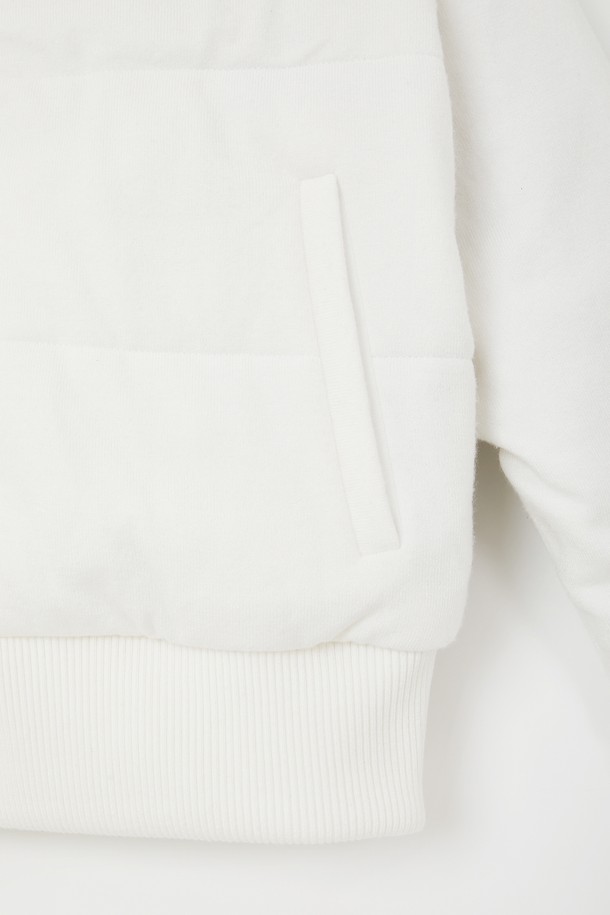 여성 방풍 후드 패딩 점퍼 CJP157은 가을, 겨울 시즌에 골프 및 일상에서 활용하기 좋은 베이직 스타일의 패딩 점퍼입니다. 아이보리와 차콜 두 가지 색상으로 출시되었으며, 숏 기장에 집업 여밈 방식으로 편안하게 착용할 수 있습니다. 비스코스, 폴리에스터, 나일론 혼방 소재로 제작되어 두꺼운 두께감과 뛰어난 보온성을 자랑하며, 방풍 기능으로 추운 날씨에도 따뜻함을 유지해줍니다. 베이직핏 디자인에 무지 패턴으로 미니멀하고 캐주얼한 스타일을 연출할 수 있으며, 긴 소매와 후드 타입으로 활동성을 더했습니다. 내부는 폴리에스터 안감으로 마감되어 부드러운 촉감을 선사합니다.
