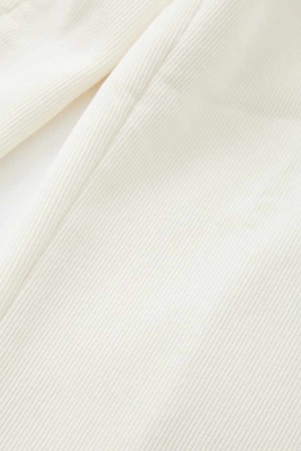 여성 밴딩 코듀로이 기모 팬츠 CPT178는 캐주얼, 클래식, 미니멀 스타일을 모두 아우르는 일자핏 팬츠입니다. 아이보리, 네이비 두 가지 색상으로 출시되어 데일리룩은 물론 골프웨어로도 활용 가능하며, 사계절 내내 착용할 수 있습니다. 부드러운 코듀로이 소재에 기모 안감을 더해 보온성을 높였으며, 밴딩 허리와 카고 포켓, 사선 주머니 디자인으로 기능성과 디자인을 동시에 잡았습니다. 두꺼운 두께감으로 겨울철에도 따뜻하게 착용할 수 있는 실용적인 아이템입니다.
