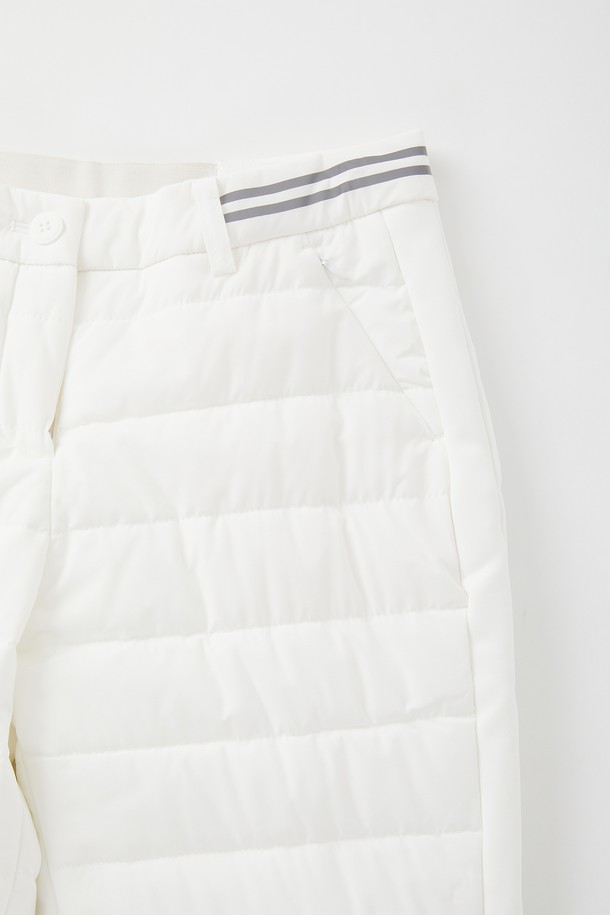 여성 일자핏 밴딩 패딩 팬츠 CPT177은 한겨울에도 따뜻하게 착용 가능한 패딩 팬츠입니다. 아이보리와 블랙 두 가지 색상으로 출시되었으며, 데일리룩과 스포티룩 모두 소화 가능한 활용도 높은 아이템입니다. 가볍고 따뜻한 폴리에스터 소재에 허리 밴딩 처리로 편안한 착용감을 선사합니다. 하단 지퍼 포켓 디테일이 기능성과 디자인을 동시에 만족시키며, 일자핏으로 다리가 길어 보이는 효과를 줍니다. 스포티한 스타일을 즐기는 여성분들께 추천합니다.
