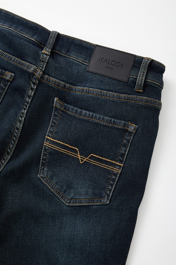 울트라웜 융기모 스판 데님 팬츠 CJN115는 겨울철 추위에도 끄떡없는 보온성을 제공하는 남녀 공용 데님 팬츠입니다. 다크 블루 컬러의 일자핏 디자인으로 캐주얼하고 베이직한 스타일을 연출하며, 부드러운 촉감의 융기모 안감으로 편안한 착용감을 선사합니다. 데님, 면, 폴리우레탄 혼방 소재에 신축성을 더해 활동성을 높였으며, 두꺼운 두께감으로 따뜻함을 유지해줍니다. 무지 패턴과 워싱 디테일이 돋보이는 이 데님 팬츠는 일상생활에서 폭넓게 활용할 수 있습니다.
