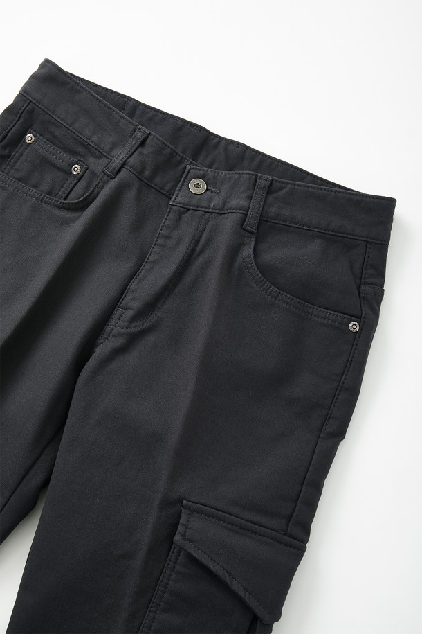 기모 스판 카고 팬츠 CPT176은 남성용으로, 가을과 겨울에 따뜻하게 입을 수 있는 긴 기장의 바지입니다. 차콜과 블랙 두 가지 색상으로 제공되며, 캐주얼, 워크웨어, 미니멀 스타일을 추구하는 분들께 적합합니다. 면, 폴리우레탄, 스판덱스, 기모 소재로 제작되어 신축성이 뛰어나고 보온성이 우수하며, 레귤러핏과 일자핏으로 편안한 착용감을 선사합니다. 플랩 카고 포켓과 리벳 서브 포켓 디테일이 돋보이며, 출근룩과 캠핑룩 등 다양한 TPO에 활용 가능합니다.
