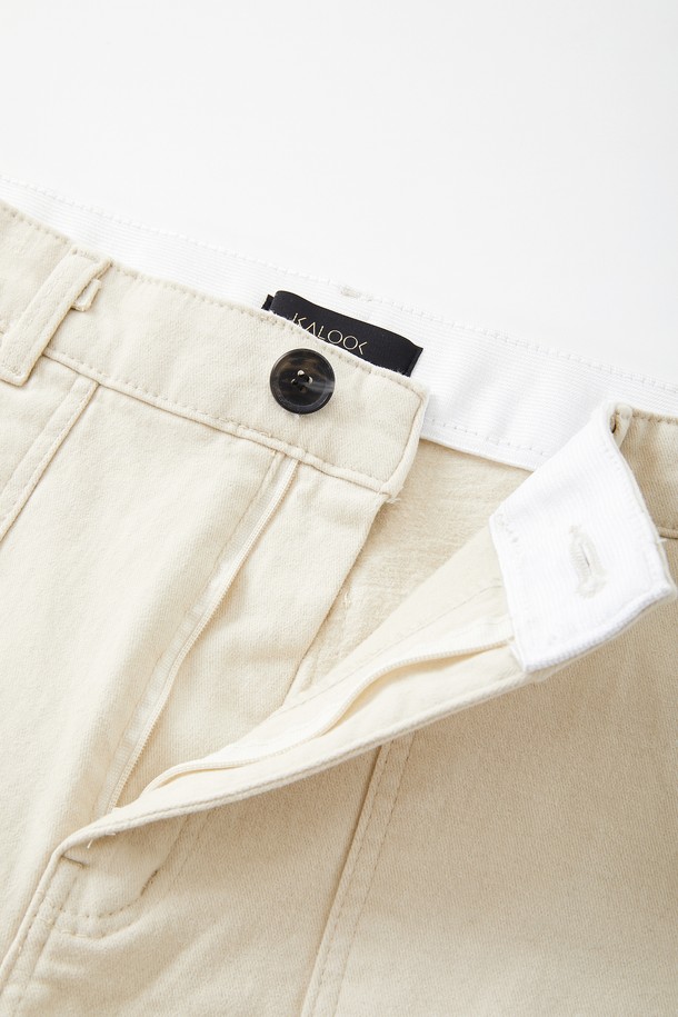 일자핏 사방 스판 기모 퍼티그 팬츠 CPT179는 남녀 모두 착용 가능한 겨울용 바지입니다. 면과 폴리우레탄 혼방 소재로 제작되어 편안한 착용감과 활동성을 제공하며, 안감 기모 처리로 보온성을 높였습니다. 캐주얼, 미니멀, 클래식 스타일을 아우르는 디자인으로, 일상 및 캐주얼한 착장에 활용하기 좋습니다. 블랙, 카키, 모카, 크림 4가지 색상으로 출시되어 다양한 스타일 연출이 가능합니다. 레귤러핏으로 제작되어 편안하면서도 깔끔한 실루엣을 연출합니다.
