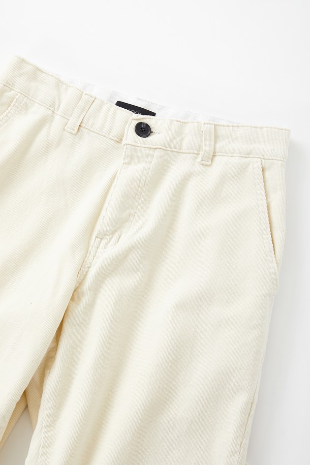 가을, 겨울 시즌에 안성맞춤인 밴딩 스판 경량 코듀로이 팬츠 CPT180입니다. 부드러운 촉감의 면, 폴리우레탄, 코듀로이 혼방 소재로 제작되어 편안한 착용감을 선사합니다. 허리 속 밴딩 디테일과 신축성 있는 소재로 활동성을 높였으며, 레귤러핏과 일자핏으로 베이직하고 캐주얼한 스타일을 연출합니다. 출근룩은 물론, 일상에서도 활용하기 좋은 아이템으로, 블랙, 카키, 모카, 크림 4가지 색상으로 만나보세요. 무지 디자인으로 어떤 상의와도 잘 어울려 미니멀하고 클래식한 스타일을 완성합니다.
