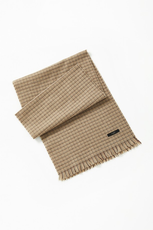 클래식 테슬 울 체크 머플러 CMU101은 겨울철 포근함과 스타일을 동시에 선사하는 머플러입니다. 베이지, 카키브라운, 딥베이지 3가지 색상으로 출시되어, 출근룩과 모임룩에 모두 잘 어울립니다. 아크릴과 울 소재 혼방으로 제작되어 부드러운 촉감과 뛰어난 보온성을 자랑하며, 두꺼운 두께감으로 따뜻하게 착용할 수 있습니다. 클래식한 체크 패턴과 테슬 디자인이 더해져 미니멀, 캐주얼 스타일에도 포인트 아이템으로 활용하기 좋습니다.
