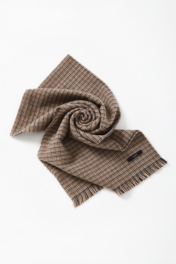 클래식 테슬 울 체크 머플러 CMU101은 베이지, 카키브라운, 딥베이지 3가지 색상으로 출시되어, 어떤 스타일에도 부드럽게 매치됩니다. 아크릴과 울 혼방 소재로 제작되어 부드러운 촉감과 뛰어난 보온성을 자랑하며, 봄, 가을, 겨울 세 계절 모두 활용 가능합니다. 체크 패턴과 테슬 디자인이 클래식하면서도 캐주얼한 무드를 선사하여, 출근룩이나 모임룩에 포인트를 더합니다. 데일리 머플러로 활용하여 스타일리시함과 따뜻함을 동시에 느껴보세요.
