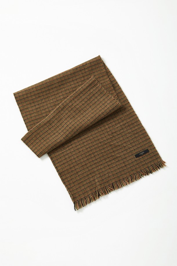 클래식 테슬 울 체크 머플러 CMU101은 베이지, 카키브라운, 딥베이지 3가지 색상으로 제공되는 공용 머플러입니다. 아크릴과 울 혼방 소재로 제작되어 봄, 가을, 겨울 모두 따뜻하게 착용할 수 있습니다. 클래식한 체크 패턴과 태슬 디테일이 돋보이며, 출근룩과 모임룩에 포인트를 더하기 좋습니다. 미니멀, 캐주얼 스타일에도 잘 어울려 다양한 코디에 활용 가능한 머플러입니다. 부드러운 촉감과 은은한 색감으로 고급스러운 분위기를 연출합니다.
