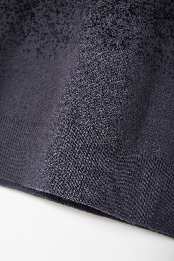 도트 그라데이션 라운드 니트 CNIT116은 남녀 공용으로, 블랙과 그레이 두 가지 색상으로 제공됩니다. 비스코스와 폴리에스테르 혼방 소재로 제작되어 부드러운 촉감과 좋은 신축성을 자랑합니다. 라운드넥에 긴소매 기장으로, 봄, 가을, 겨울 세 계절 모두 활용 가능합니다. 도트와 그라데이션 패턴이 돋보이는 베이직핏의 캐주얼 니트로, 미니멀하고 클래식한 스타일을 연출하기 좋습니다. 일상 및 캐주얼 룩에 편안하게 매치하여 모던한 분위기를 더해보세요.
