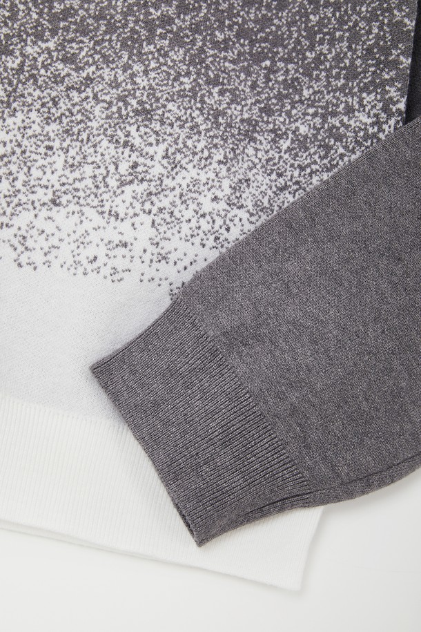 도트 그라데이션 라운드 니트 CNIT116은 남성용 상의 니트/스웨터입니다. 가을, 겨울 시즌에 어울리는 베이직하고 캐주얼한 스타일로, 출근룩과 비즈니스 캐주얼에 적합합니다. 라운드넥에 긴소매, 레귤러핏 디자인으로 제작되었으며, 비스코스, 폴리에스테르 혼방 소재로 부드러운 착용감과 좋은 신축성을 제공합니다. 블랙, 그레이 두 가지 컬러에 도트와 그라데이션 패턴이 돋보이는 레귤러 기장의 니트입니다. 캐주얼, 미니멀, 클래식 스타일을 연출하기 좋습니다.
