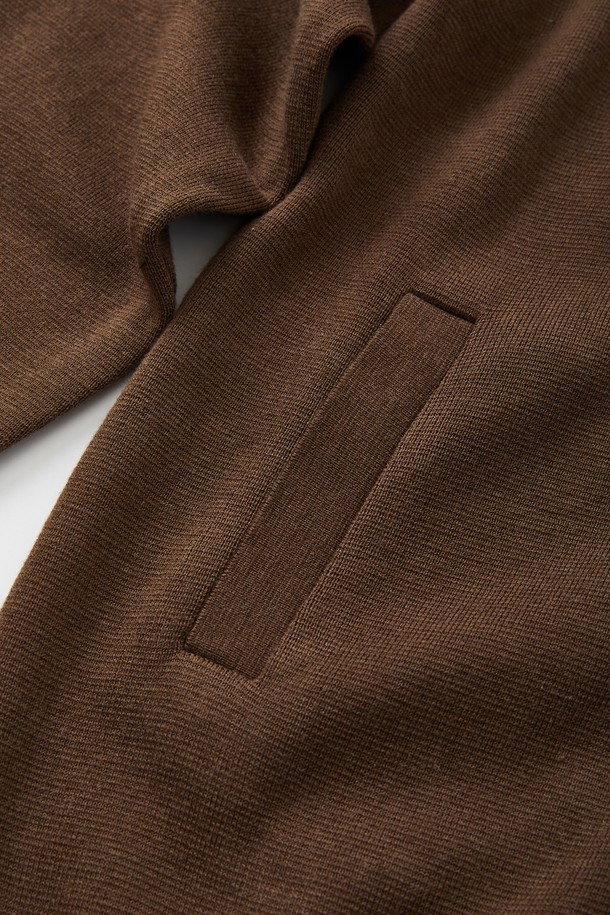 IKALOOK(이카룩) 니트 집업 블루종 가디건 CJP104는 남성을 위한 데일리 아우터입니다. 부드러운 촉감의 폴리에스터, 아크릴, 폴리아미드 혼방 소재로 제작되어 봄, 가을에 착용하기 좋습니다. 베이직핏으로 캐주얼하고 미니멀한 스타일을 연출하며, 집업 여밈 방식과 시보리 밑단, 소매가 특징입니다. 그레이, 블랙, 브라운 세 가지 색상으로 제공되며, 중간 두께감의 레귤러 기장으로 편안하게 착용할 수 있습니다.
