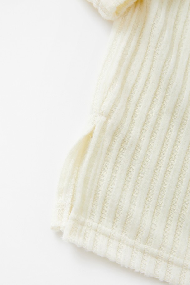 IKALOOK (이깔룩) 봄가을 라이트 골지 긴팔 니트 CNIT101는 여성스러운 데이트룩과 카페룩을 위한 베이직 스타일의 상의입니다. 부드러운 레이온 혼방 플리 원단으로 제작되어 편안한 착용감을 선사하며, 가을, 봄 시즌에 데일리 이너로 활용하기 좋습니다. 베이직핏에 브이넥 디자인으로 어떤 하의와도 잘 어울리는 실용적인 아이템입니다. 골지 패턴으로 은은한 포인트를 더했으며, 블랙, 아이보리, 브라운 세 가지 컬러로 만나볼 수 있습니다. 미니멀, 클래식, 캐주얼 등 다양한 스타일을 연출해보세요.
