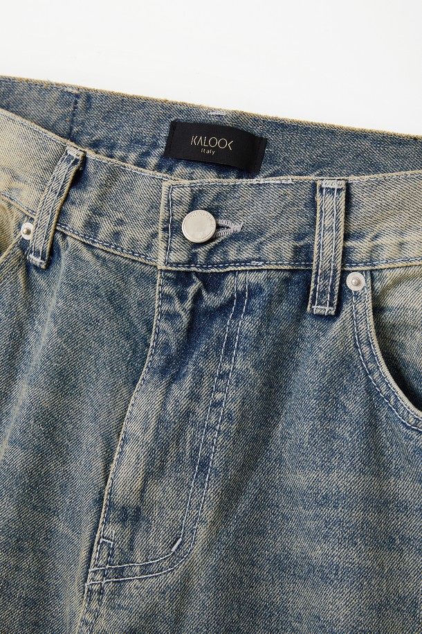 루즈핏 빈티지 밴딩 데님 팬츠 CJN102는 편안함과 스타일을 모두 잡은 데님 팬츠입니다. 연청 컬러의 데님 소재에 빈티지 워싱 디테일을 더해 캐주얼한 무드를 연출합니다. 밴딩 처리로 편안한 착용감을 제공하며, 루즈핏 디자인으로 활동성을 높였습니다. 봄, 여름, 가을 3계절 모두 활용 가능한 실용적인 아이템입니다. 일상 속에서 편안하게 즐겨 입을 수 있는 데일리 팬츠입니다.
