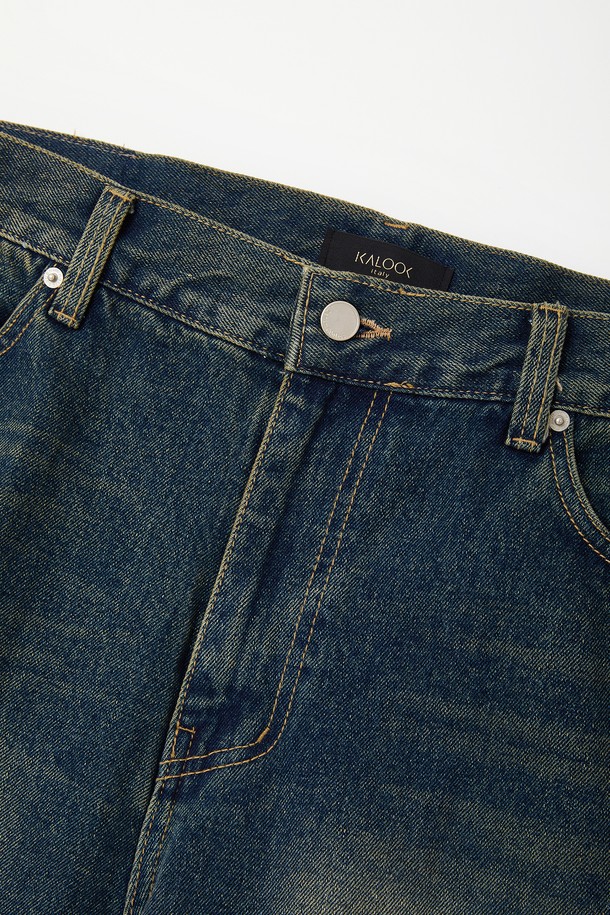 루즈핏으로 편안함을 강조한 남성용 빈티지 데님 팬츠 CJN102입니다. 봄, 여름, 가을 3계절 착용 가능하며, 캐주얼하고 빈티지한 스타일을 연출하기 좋습니다. 무지 디자인에 빈티지 워싱 디테일을 더해 자연스러운 멋을 살렸습니다. 허리 밴딩 처리로 활동성을 높였으며, 루즈핏으로 편안한 착용감을 제공합니다. 데님 소재로 제작되어 튼튼하고 오랫동안 즐겨 입을 수 있습니다.
